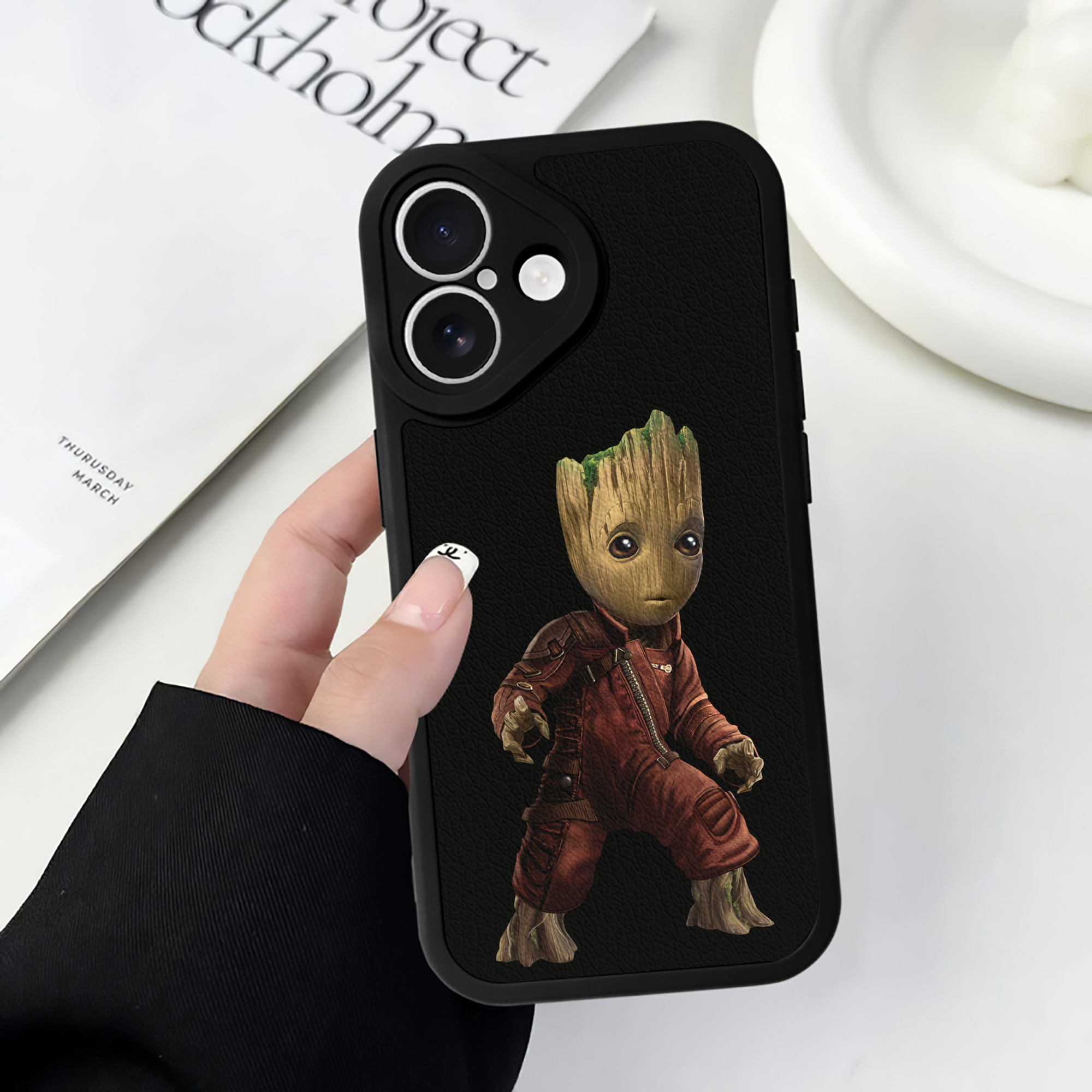 （画像用） アベンジャーズ The Avengers 【iPhone 16シリーズ対応】シリコンスマホケース（レザー調） 材質：シリコン
